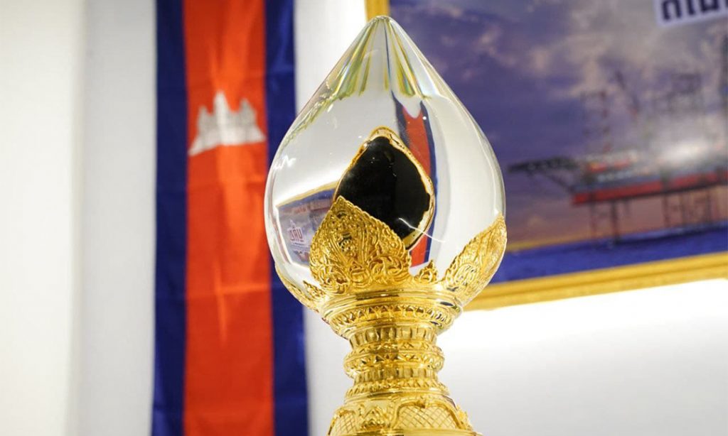 កម្ពុជា​បាន​តម្កល់​កែវ​ដំណក់​ប្រេង​ដំបូង​របស់​ទុក​ក្នុង​វិមាន​នយោបាយ ឈ្នះ ឈ្នះ