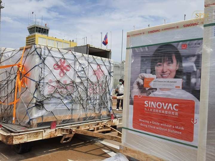 វ៉ាក់សាំង​ការពារ​ជម្ងឺ​កូ​វីដ​១៩​ពី​ប្រទេស​ចិន ចំនួន​១​លាន​ដូ​សបាន​មកដល់​កម្ពុជា