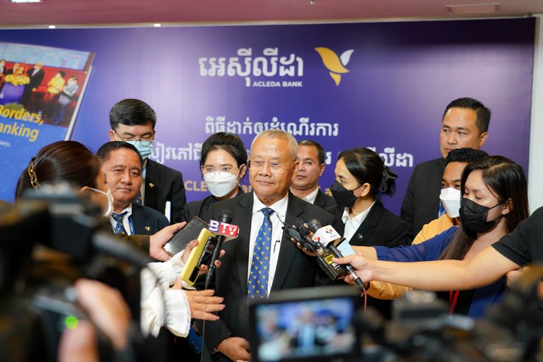 សៀវភៅដែលមានចំណងជើងថា៖ «Beyond Borders, Beyond Banking» របស់ធនាគារអេស៊ីលីដាដាក់សម្ពោធជាផ្លូវការ