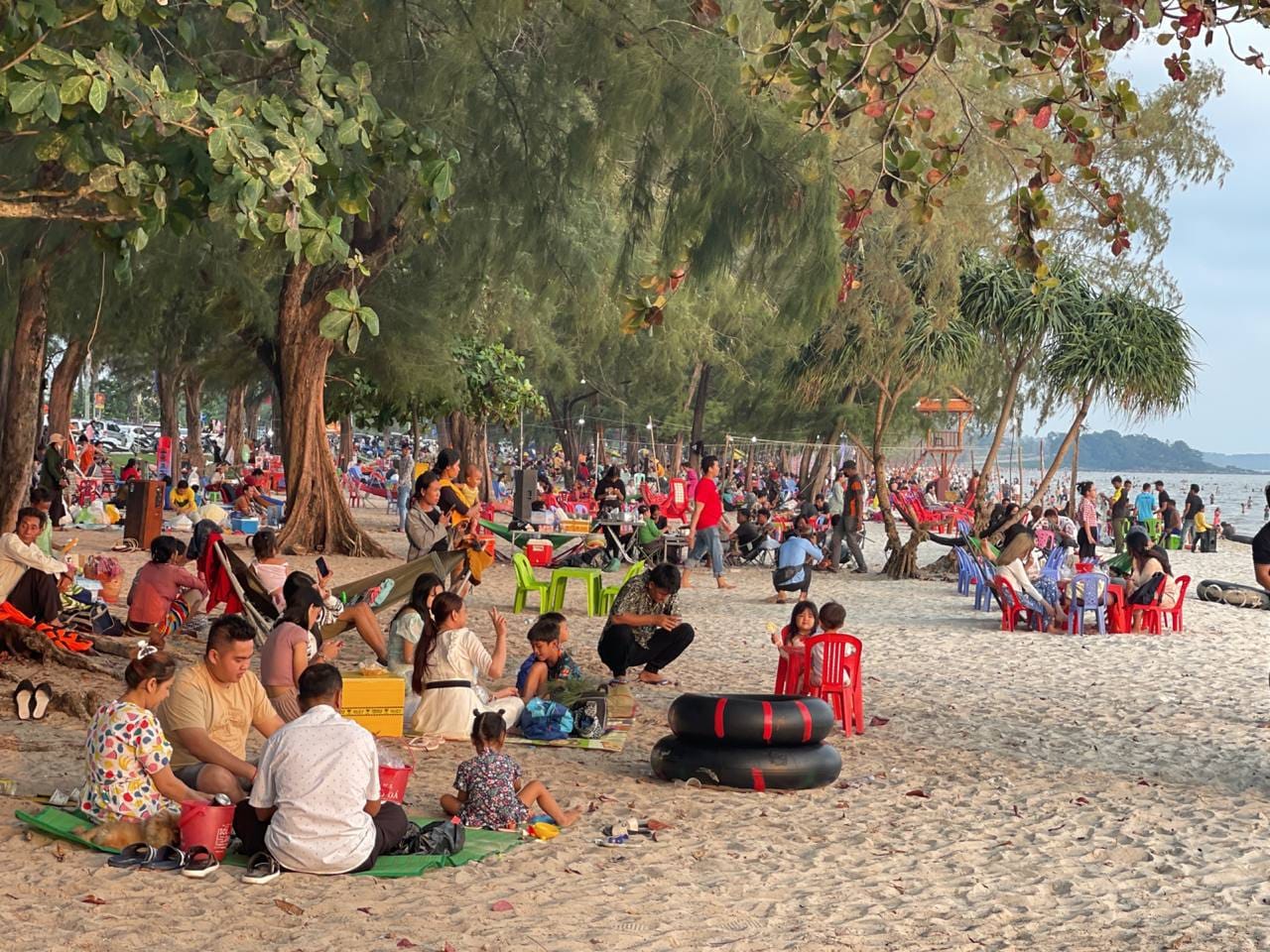 ភ្ញៀវទេសចរណ៏ជាង៨សែននាក់បានទៅលេងកម្សាន្តនៅខេត្តព្រះសីហនុនាឪកាសភ្ជុំបិណ្ឌ   