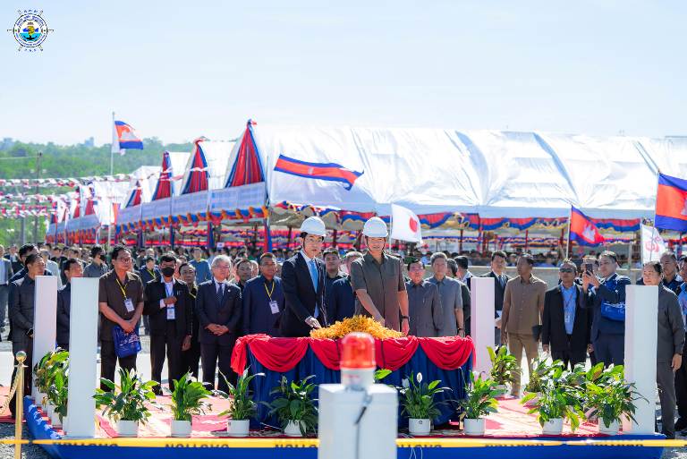 រដ្ឋាភិបាលជប៉ុនផ្តល់រថលើកដាក់ចល័តនៅគែមផែ (Mobile Harbor Cranes) ចំនួន ២គ្រឿងដល់ផែកំពង់សោម