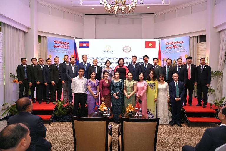 កម្ពុជា-វៀតណាមដាក់ឱ្យប្រើប្រាស់ជាផ្លូវការនូវដំណើរការទូទាត់ តាមឃ្យូអរកូតឆ្លងដែន